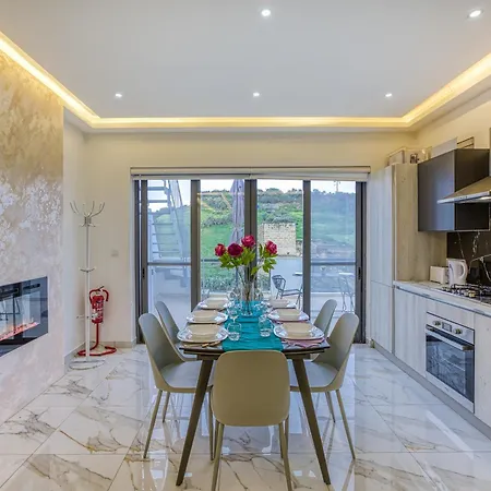 3 Bedrooms Flat *