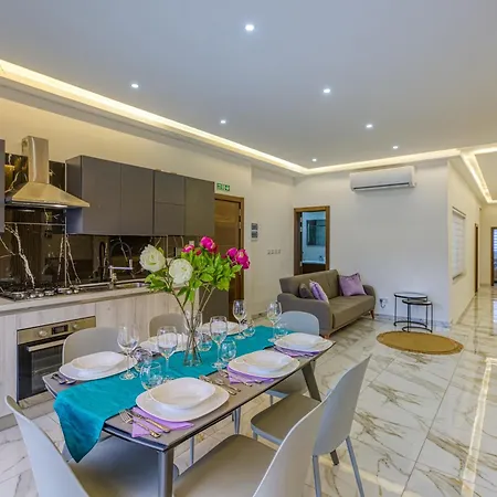 Διαμέρισμα 3 Bedrooms Flat *