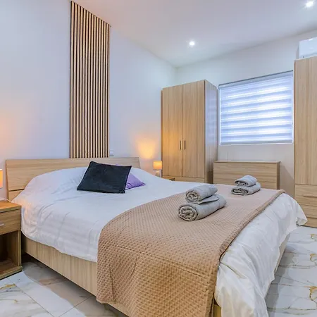 3 Bedrooms Flat *