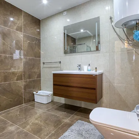 شقة 3 Bedrooms Flat *