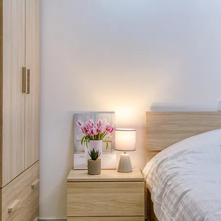 3 Bedrooms Flat *