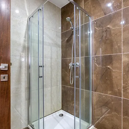 3 Bedrooms Flat *